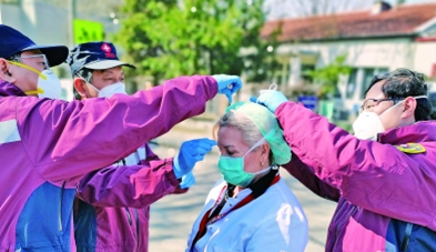4月4日,专家组帮助塞尔维亚一线医护人员穿戴防护用品.