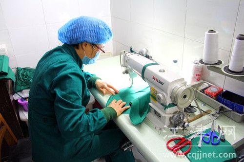 江津区妇幼保健院的医护人员自制防护服备战疫情