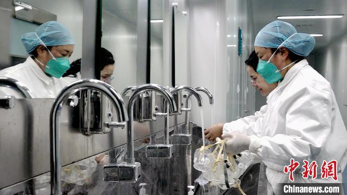图为西藏自治区第三人民医院医护人员清洗消毒后的防护用具.